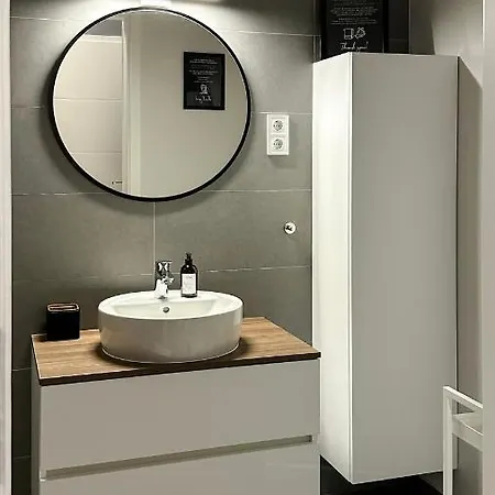 Linden 107 Glamour (adults Only) *