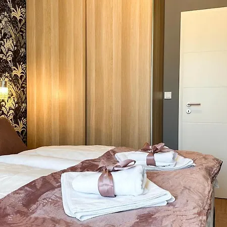 Linden 107 Glamour (adults Only) * Mosonmagyaróvár