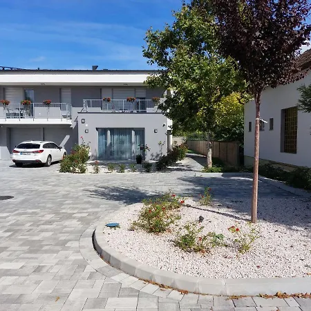 Linden 107 Glamour (adults Only) * Mosonmagyaróvár